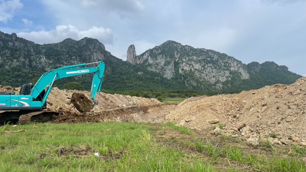 ดีเอสไอ โชว์หลุมฝังหมูเถื่อน 161 ตู้ แจ้งขนย้าย 25-29 ก.ย.ขอ ปชช.เลี่ยงเส้นทาง