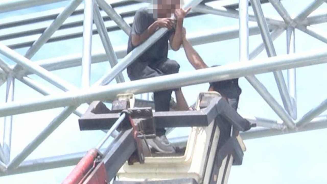 หนุ่มท้อชีวิต บากหน้ายืมเงินเพื่อน 2 พันดันชิ่งหนี ขี่รถกลับน้ำมันหมด