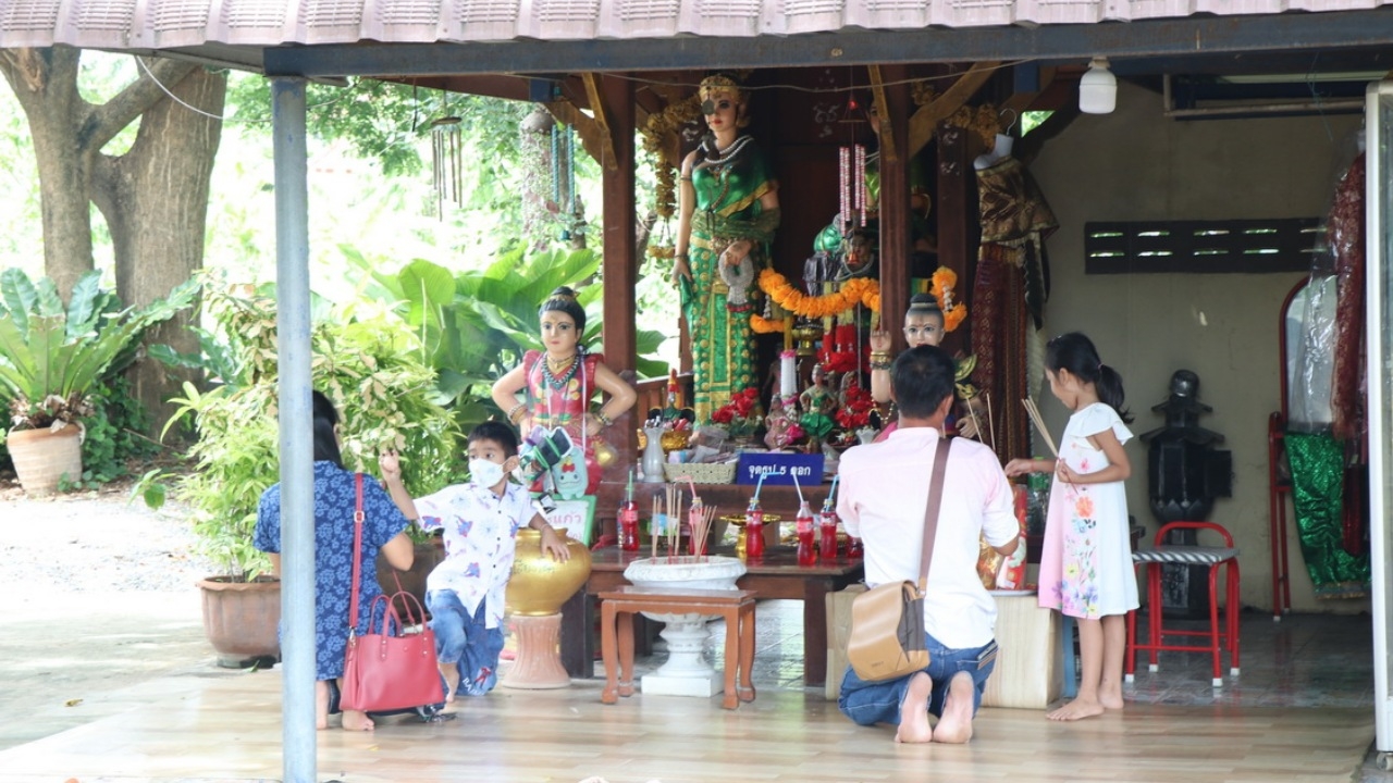 คอหวยแห่ขอโชค "เจ้าแม่ตะเคียนคู่" ไม่ผิดหวังได้ "เลขเด็ดงวดนี้" 16/9/66