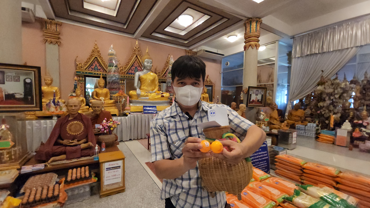 ลุ้น "เลขเด็ด" หนุ่มโชคดีขายที่ดิน 10 ล้าน จัดชุดใหญ่แก้บน "พระเงินพระทอง"