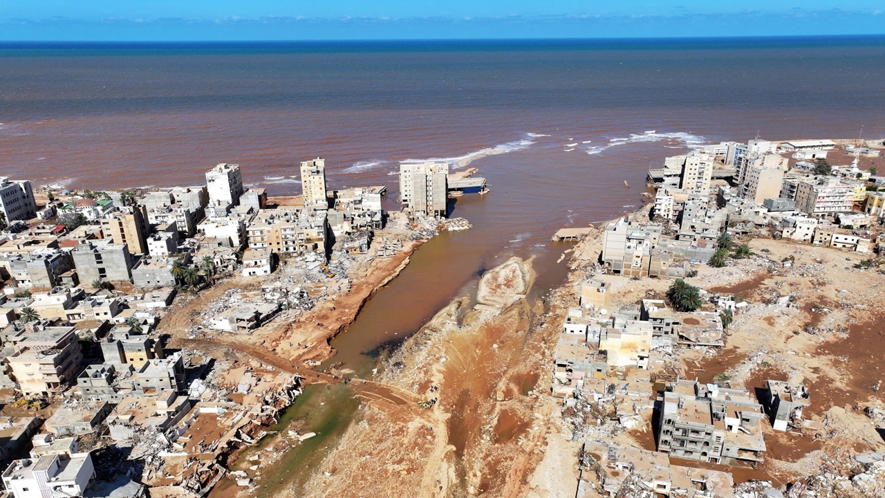 น้ำท่วมลิเบียสุดวิปโยค เขื่อนแตก ตายทะลุหมื่น โดนซัดลงทะเลไปไกล 100 กม.