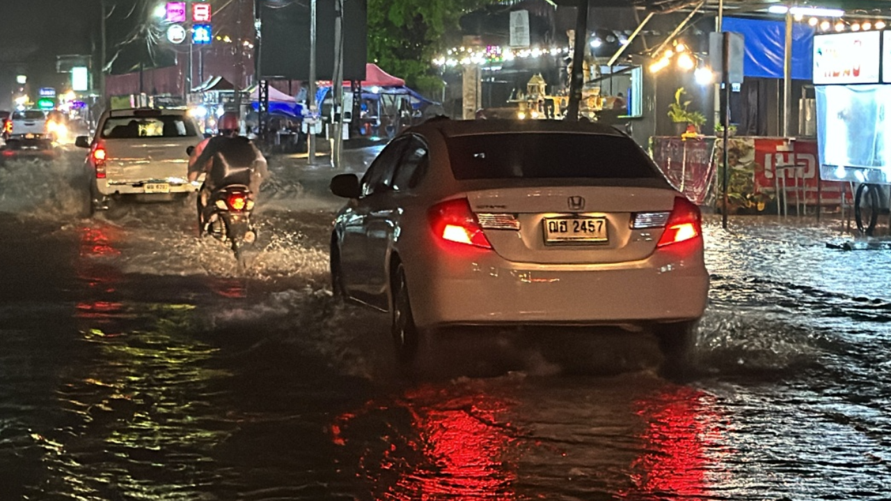 ขอนแก่นฝนตกต่อเนื่อง น้ำท่วมถนนในเมือง ผู้ว่าฯสั่งเฝ้าระวังทั้งจังหวัด