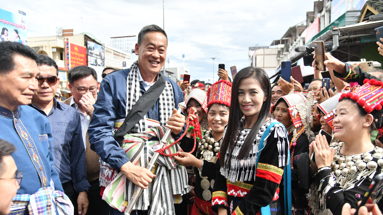 คนเสื้อแดง-กลุ่มชนเผ่า แห่รับ “เศรษฐา” แน่นเชียงราย รอผูกผ้าขาวม้า มอบดอกไม้