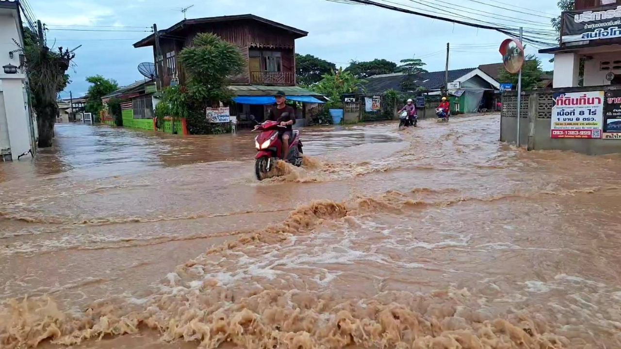 สภาพอากาศวันนี้ อุตุฯเตือนอีสาน ตะวันออก กทม.ฝนมาก 80% ของพื้นที่