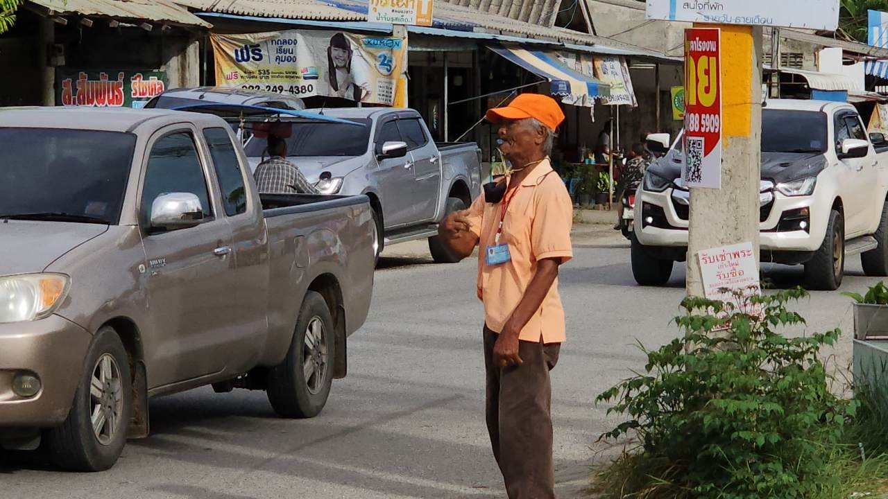 ชื่นชม "ลุงเปี๊ยก" จิตอาสาโบกรถกว่า 6 ปี บอกทำด้วยความตั้งใจ ไม่ได้มีใครจ้าง