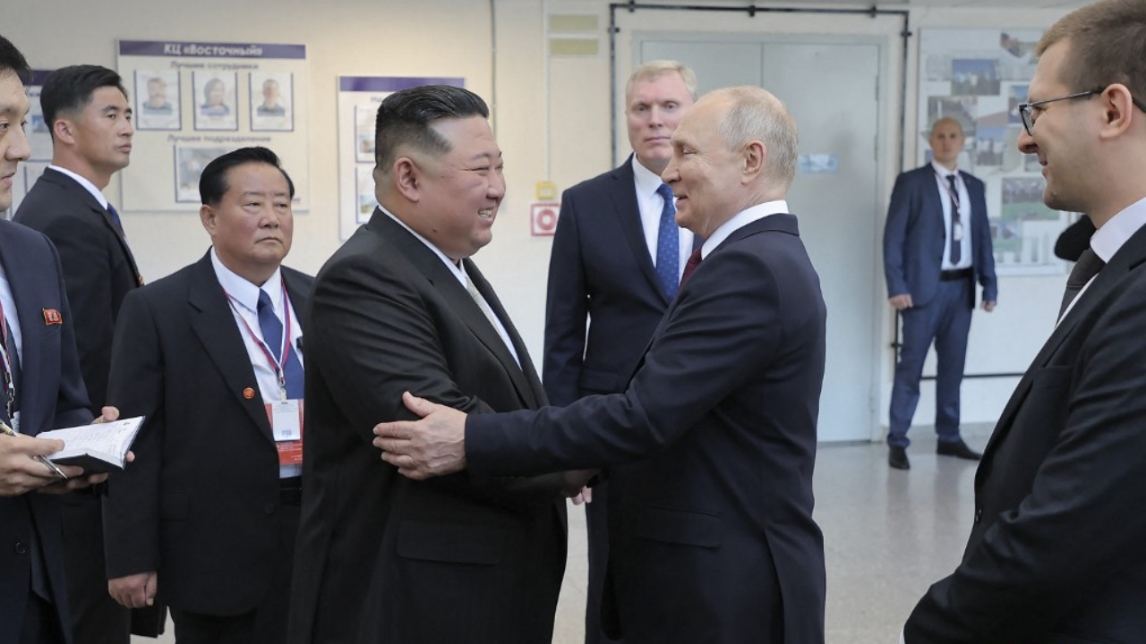 คิม จอง อึน เยี่ยมชมโรงงานผลิตเครื่องบินรบของรัสเซีย