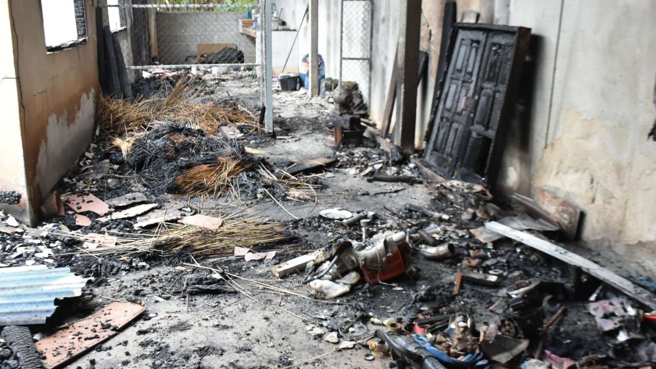 แม่เศร้าลูกเสพยาจนเพี้ยน เกิดคลุ้มคลั่งจุดไฟเผาบ้าน วอดทั้งหลัง