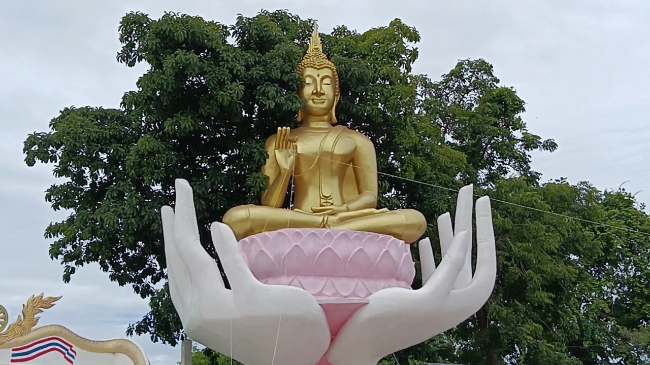 หมอลำเก็บขยะ แก้บน "หลวงพ่อโชคดี" หลังได้เป็นผู้ใหญ่บ้าน คอหวยไม่พลาดเลขเด็ด