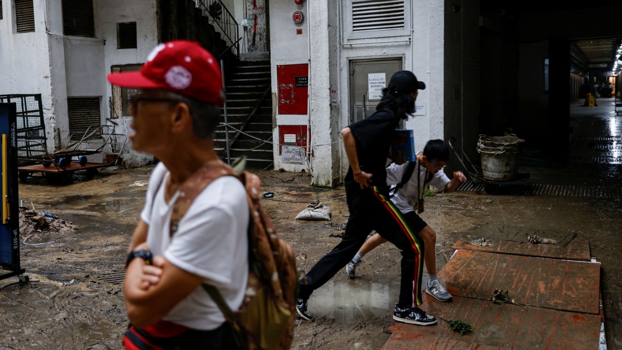 ฮ่องกงสั่งปิดโรงเรียน เตรียมพร้อมรับมือฝนตกหนักอีก