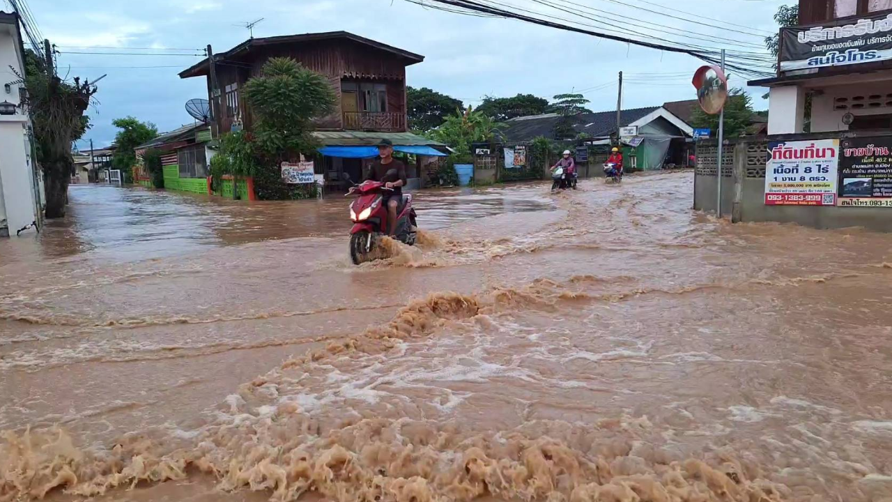 "พะเยาอ่วม" ฝนถล่ม-น้ำป่าทะลัก ลำน้ำแม่ต๋ำล้น จม 4 หมู่บ้าน