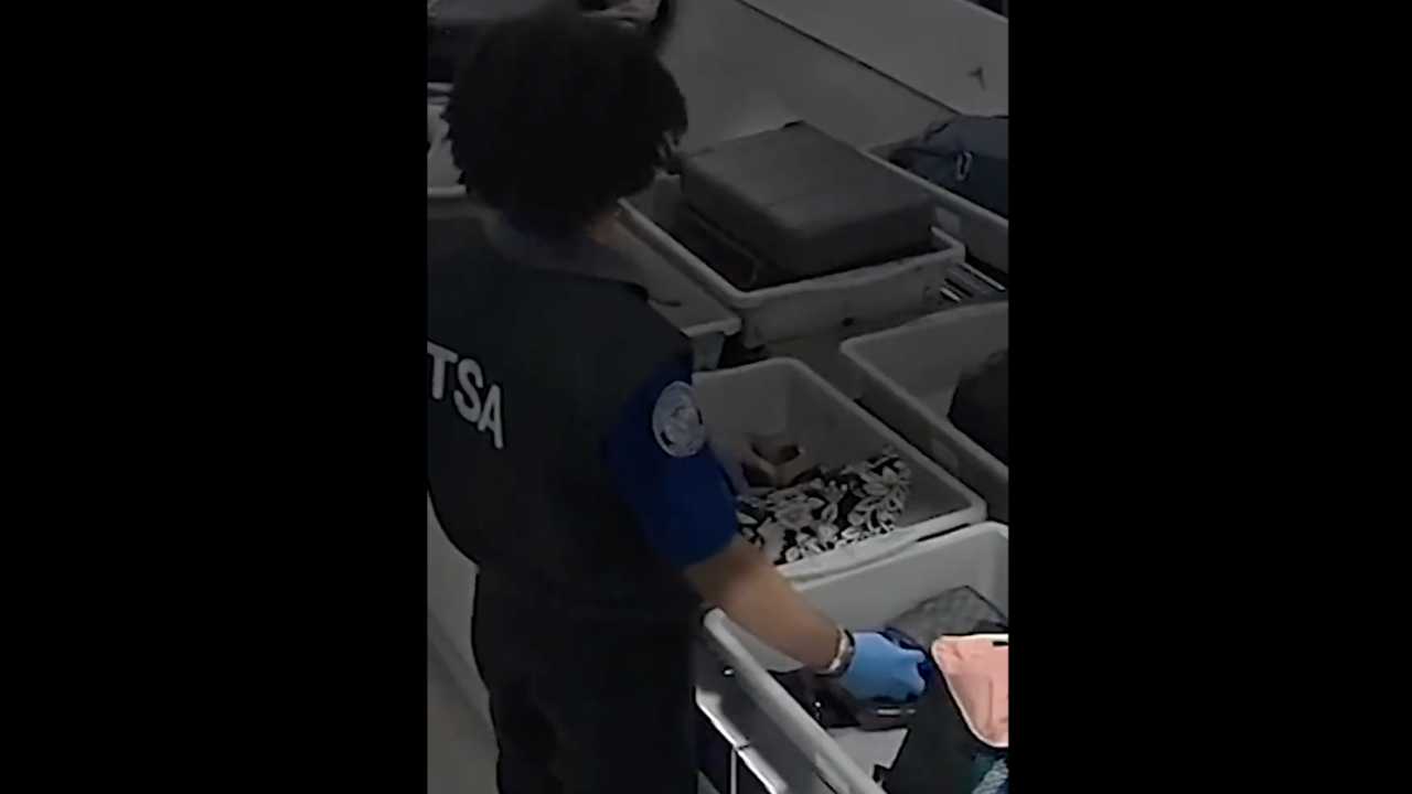 หลักฐานชัด วงจรปิดจับภาพเจ้าหน้าที่ TSA ไมอามี ขโมยของผู้โดยสาร (คลิป)