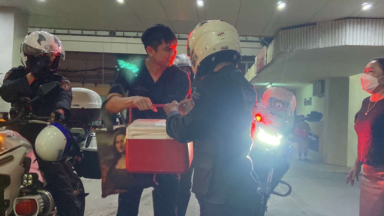 ตร.จร.โครงการพระราชดำริ นำหัวใจฝ่าจราจร-สายฝน มอบให้ผู้ป่วย รพ.ศิริราช