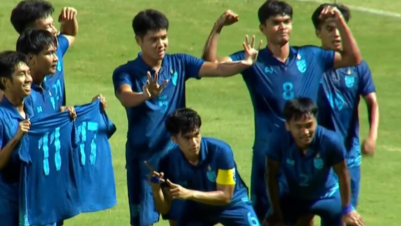 泰国球员约萨空头球得分，举起因伤停战的两名队员球衣庆祝！