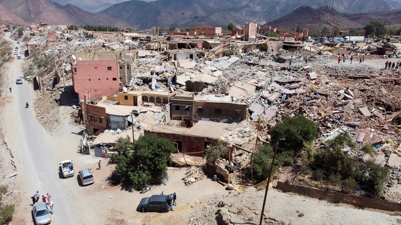 摩洛哥村庄寻找最后一名地震遇难者——死亡人数攀升至2,900人！