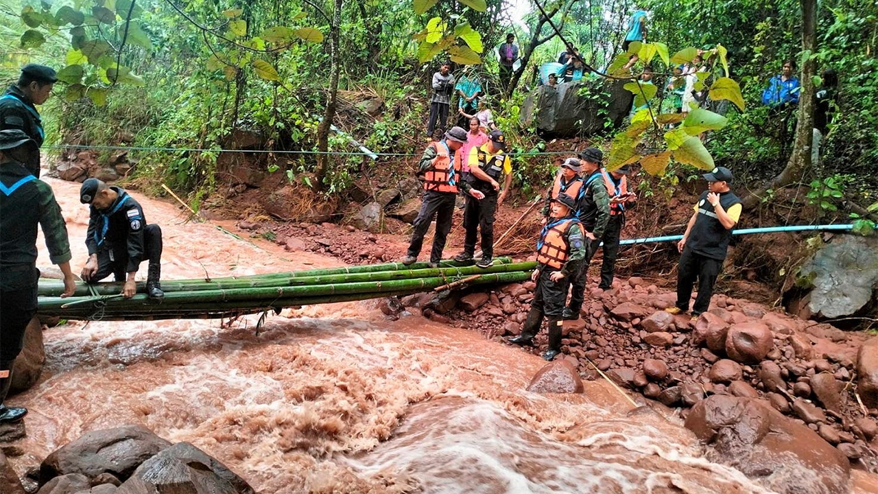 ช่วยทัน 27 นักท่องเที่ยว น้ำป่าถล่มตัดสะพานขาด หลีเป๊ะลดแล้ว