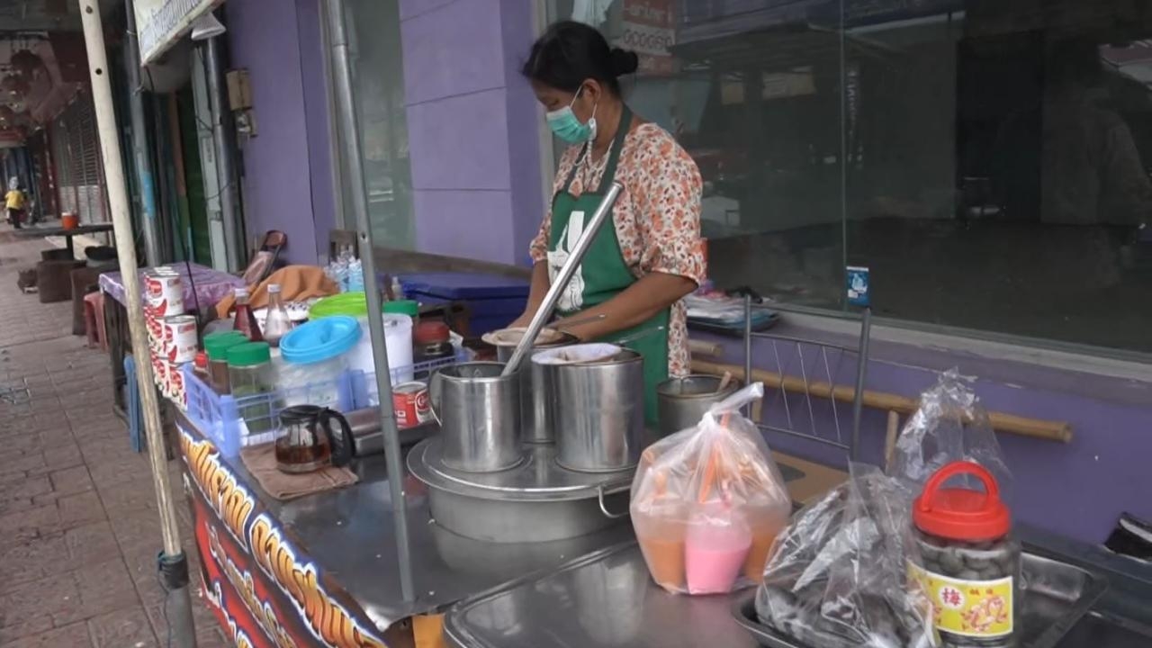 น้ำตาล-นมข้นแพงขึ้น แม่ค้ากาแฟโบราณกัดฟ้นสู้ไม่ขึ้นราคา กลัวเสียลูกค้าประจำ