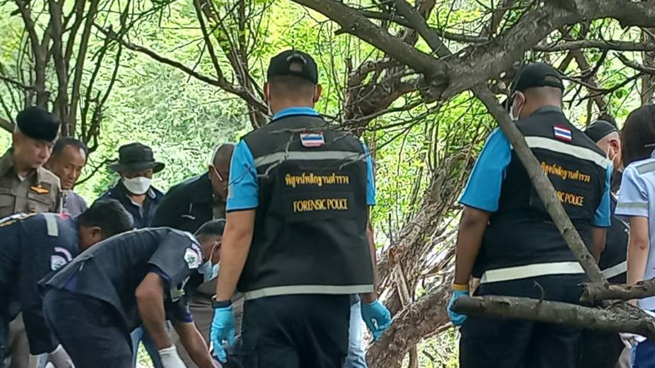 โหด หนุ่มนิรนามถูกอุ้ม สวมกุญแจมือ ฆ่าเผานั่งยาง ทิ้งศพเชิงเขาหินกลิ้ง