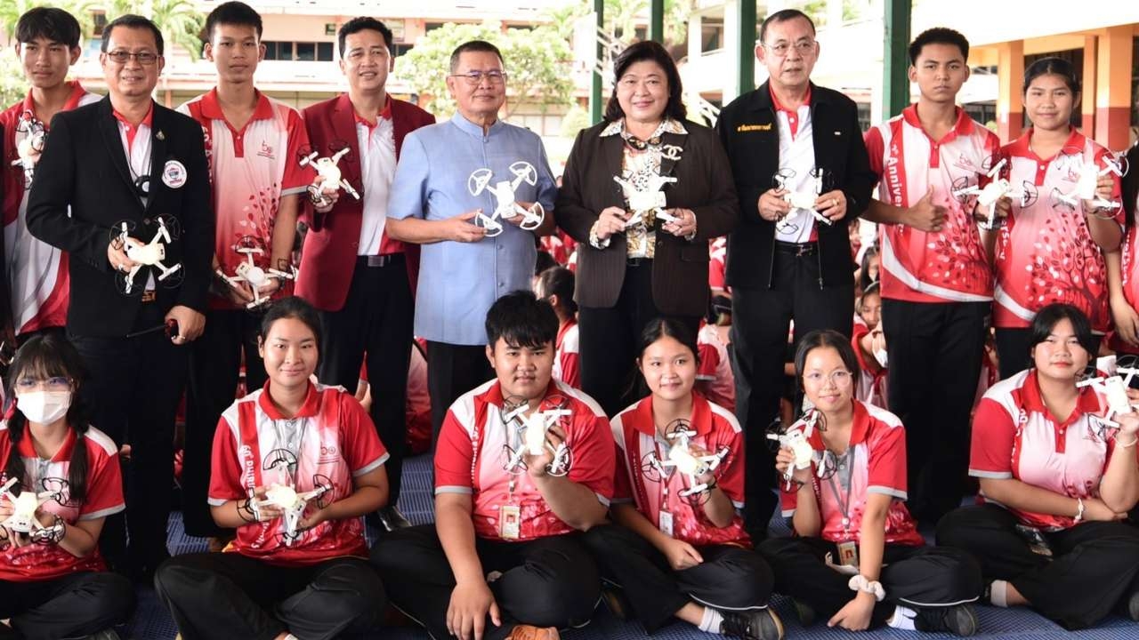 วช. จับมือ สมาคมกีฬาเครื่องบินจำลองฯ อบรมโดรนแปรอักษร เยาวชนแห่สมัคร