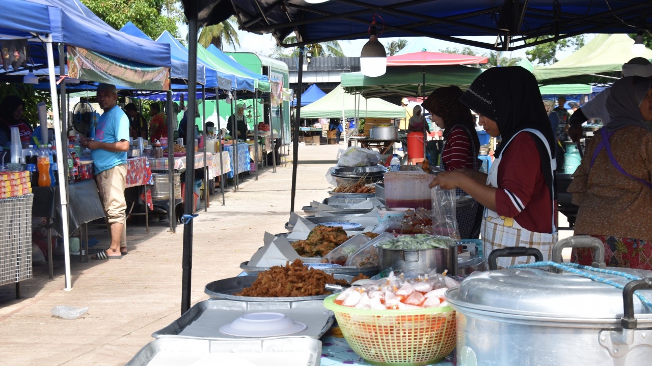 ชีวิตต้องดำเนินต่อ ตลาดคนเดินมูโนะเปิดแล้ว หลังเหตุโกดังพลุระเบิดผ่านไป 40 วัน