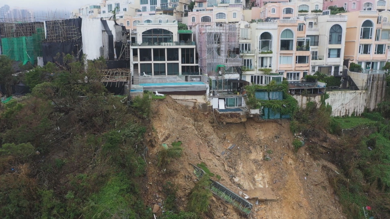 คฤหาสน์ริมหน้าผาเสี่ยงถล่ม หลังฮ่องกงฝนตกหนักเป็นประวัติการณ์