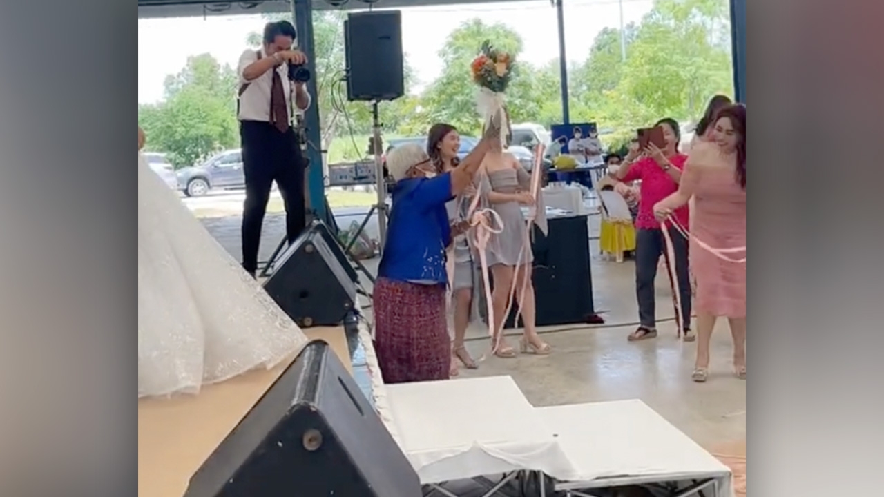 พีกในพีก คุณยายวัย 90 ปี ร่วมลุ้น "ช่อดอกไม้" เจ้าสาว สุดท้ายมงลง คนเฮทั้งงาน