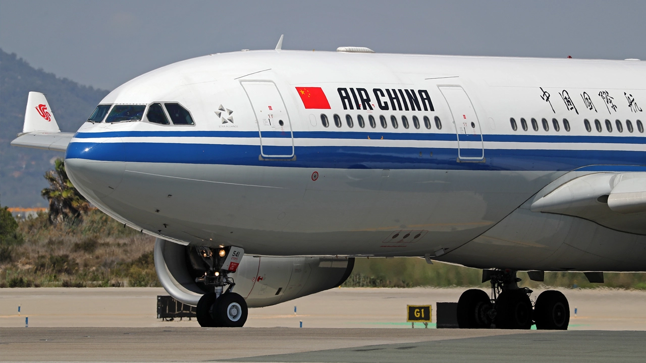 中国国际航空机舱突起烟雾，紧急迫降新加坡！