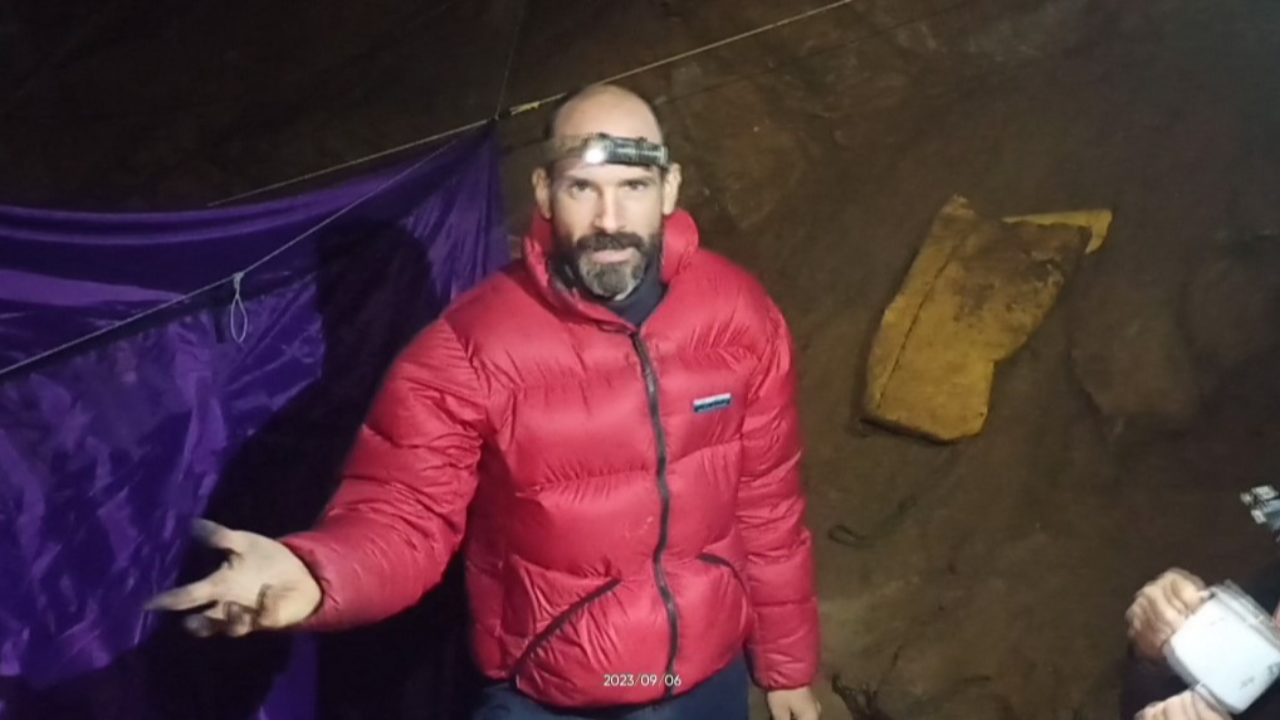 กู้ภัยช่วยนักสำรวจอเมริกันคนดัง ป่วยระหว่างลงไปในถ้ำลึกที่สุดในโลก