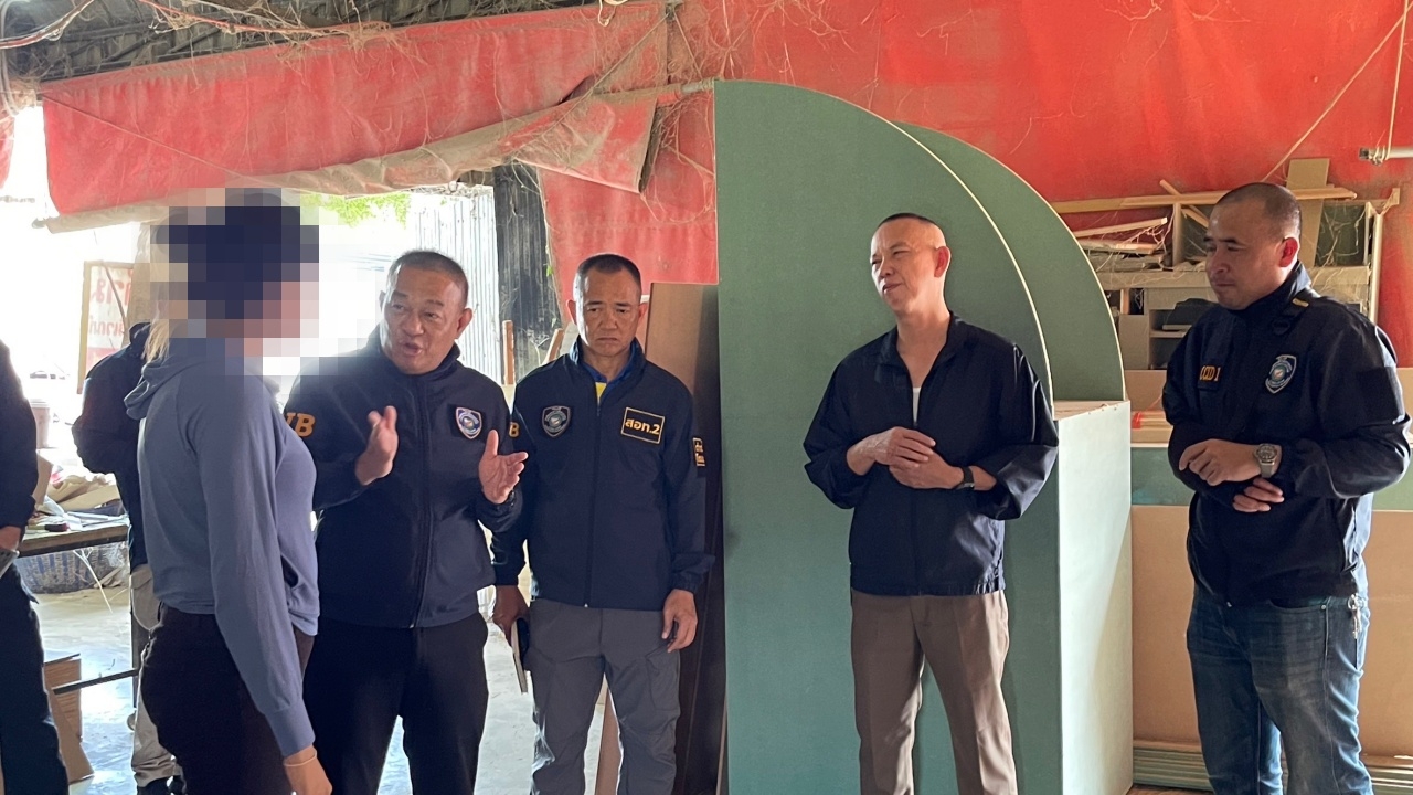 คุมตัวเจ้าของร้านเฟอร์นิเจอร์ดัง สั่งสินค้าแล้วไม่ได้ เจ้าตัวปฏิเสธ อ้างออเดอร์เยอะ