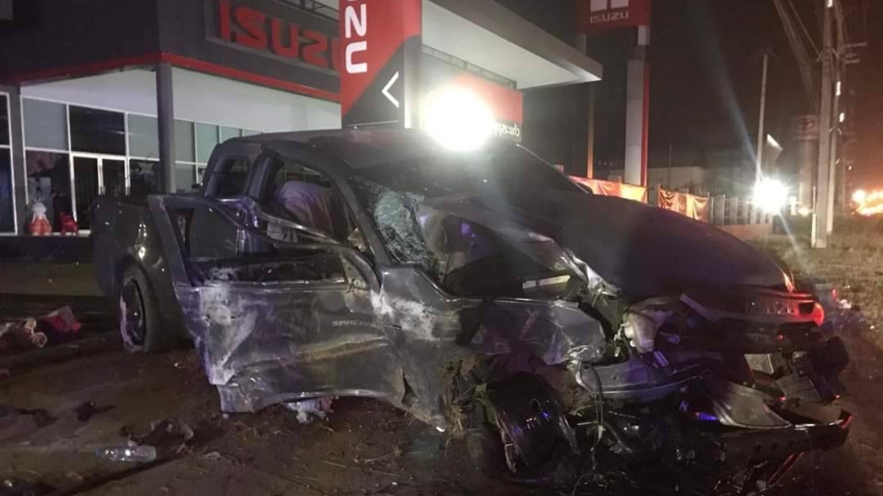 ดับ 2 ศพที่สระแก้ว กระบะซิ่งตกข้างทาง ชนรั้วโชว์รูมรถยนต์ พังยับ