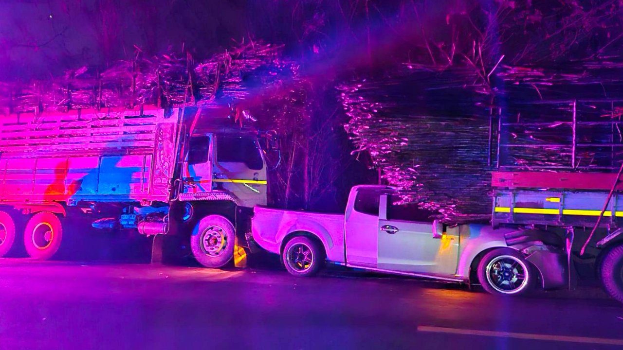 ช่างหนุ่มวัย 20 จอดปะยางรถบรรทุกอ้อย โดนรถพ่วงชนแล้วทับดับสยอง