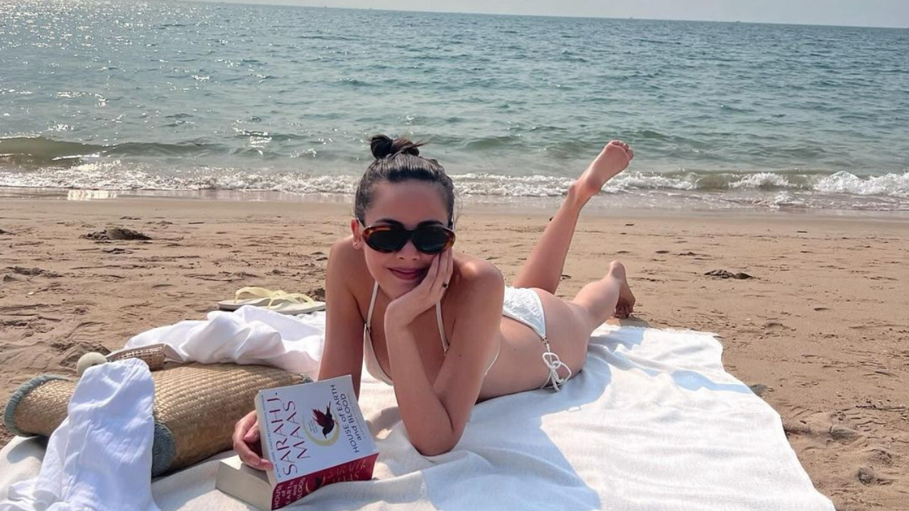 ไม้เรียวสั่น ญาญ่า แจกความแซ่บ นุ่งบิกินีตัวจิ๋วนอนอาบแดดสุดชิลริมทะเล 