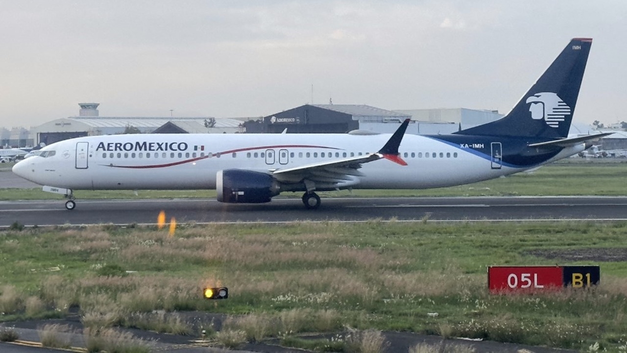 หนุ่มเครียดเครื่องบินเม็กซิโกดีเลย์ เปิดประตูฉุกเฉินออกไปเดินเล่นบนปีก