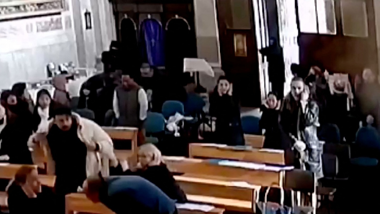 เผยกล้องวงจรปิด 2 คนร้ายสวมหน้ากาก บุกกราดยิงในโบสถ์ตุรกีอุกอาจ ดับสลด 1 ศพ 