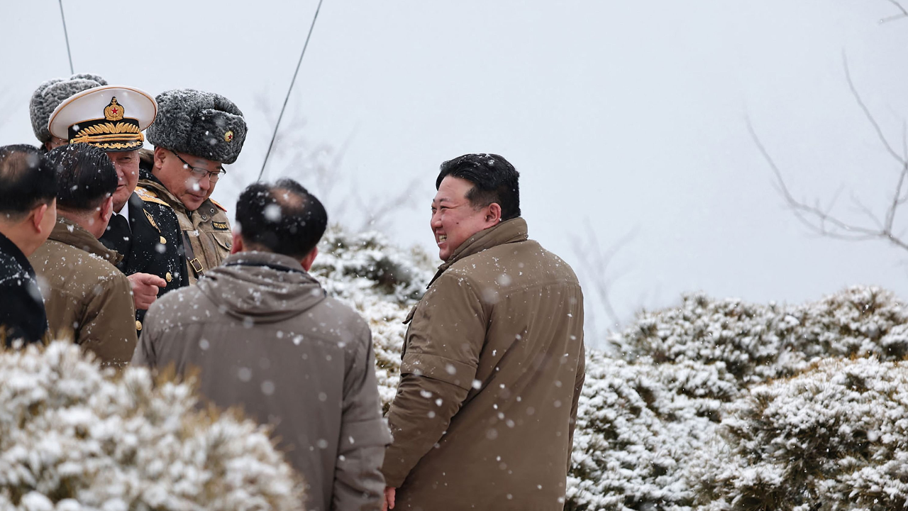 "คิม จอง อึน" ไปชมการทดสอบขีปนาวุธด้วยตัวเอง ท่ามกลางสถานการณ์ตึงเครียดในคาบสมุทร