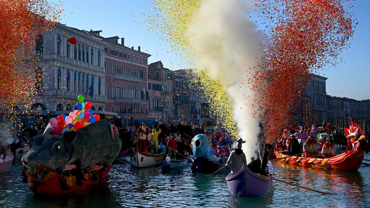 เวนิสเปิดงานพาเหรดคาร์นิวัลทางเรือ สีสันสุดตระการตา