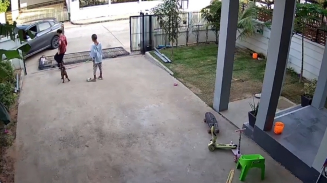 ภัยใกล้ตัว ประตูรั้วบ้านล้มทับ "ลูกสาว" แม่ใจแทบสลาย เล่านาทีเกิดเหตุ