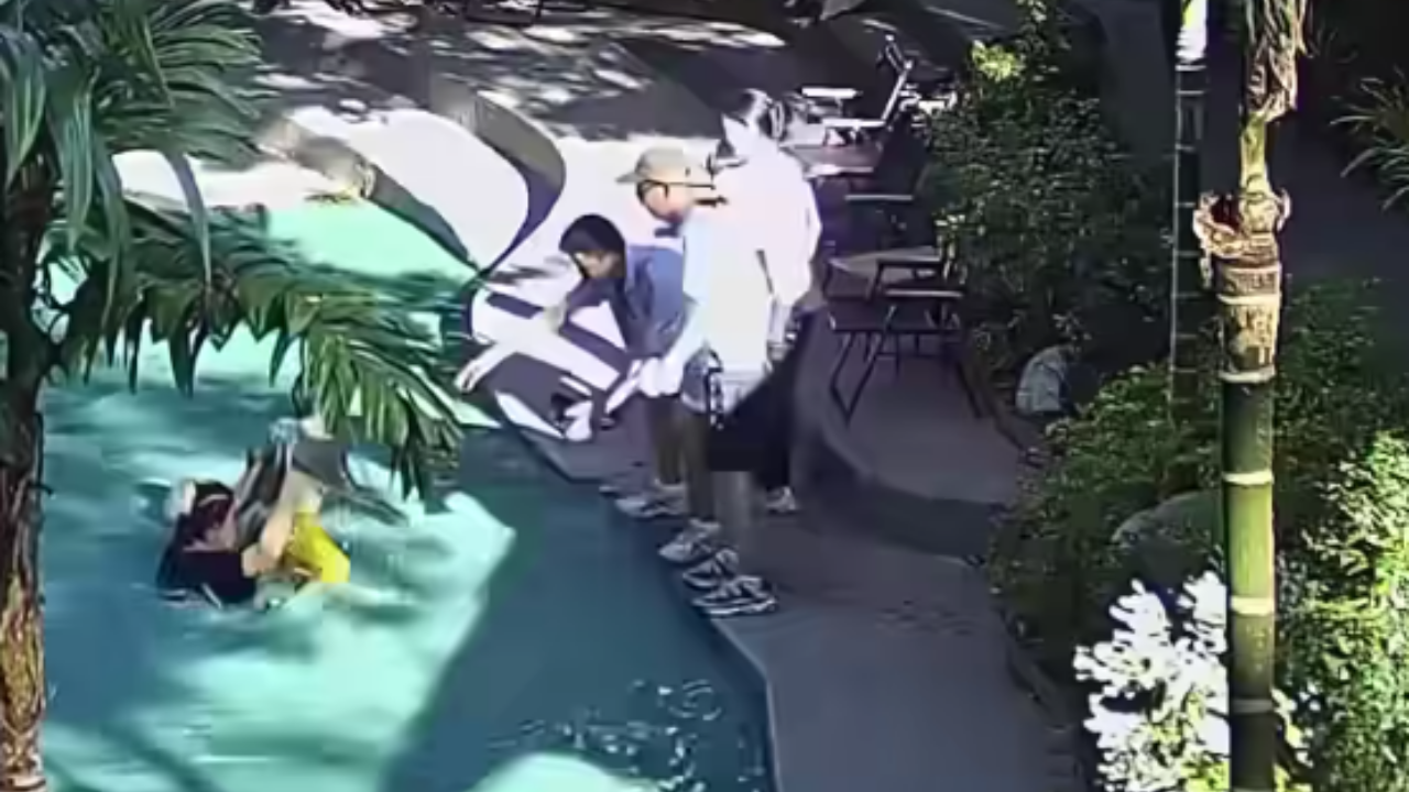 อุทาหรณ์ "เด็กน้อย" นั่งเล่นลำพังใกล้บ่อน้ำ เกิดเหตุไม่คาดคิด "พลัดตกน้ำ" (คลิป)