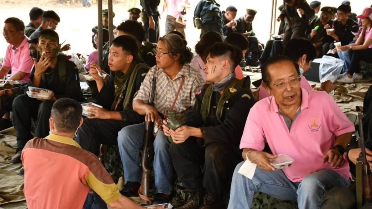 เปิดค่ายฝึก "เขาชนไก่" ให้ผู้ปกครอง "เช็กอิน" เยี่ยมลูกชมการฝึกภาคสนาม