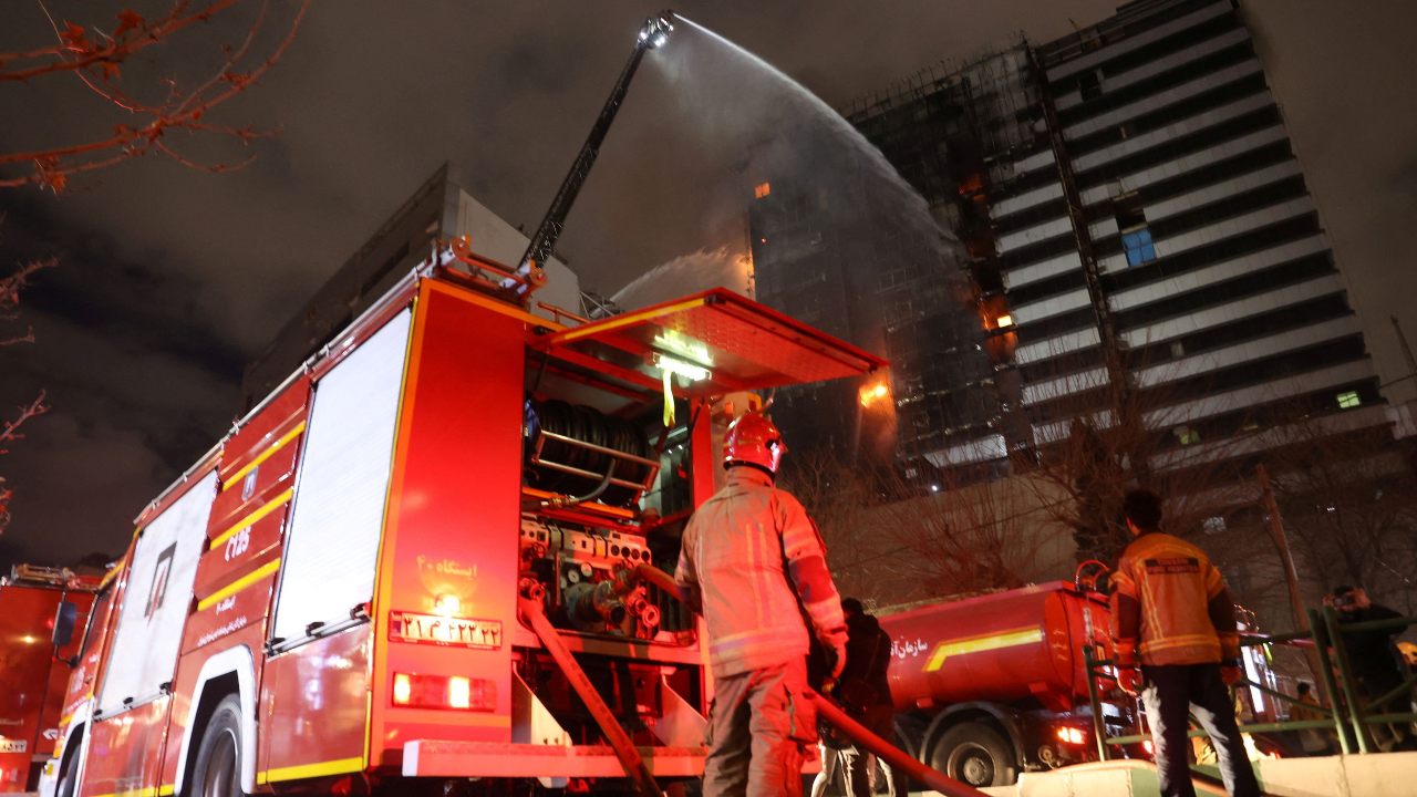 ระทึก ไฟไหม้รุนแรงโรงพยาบาลใหญ่ในกรุงเตหะราน ของอิหร่าน อพยพคนโกลาหล 