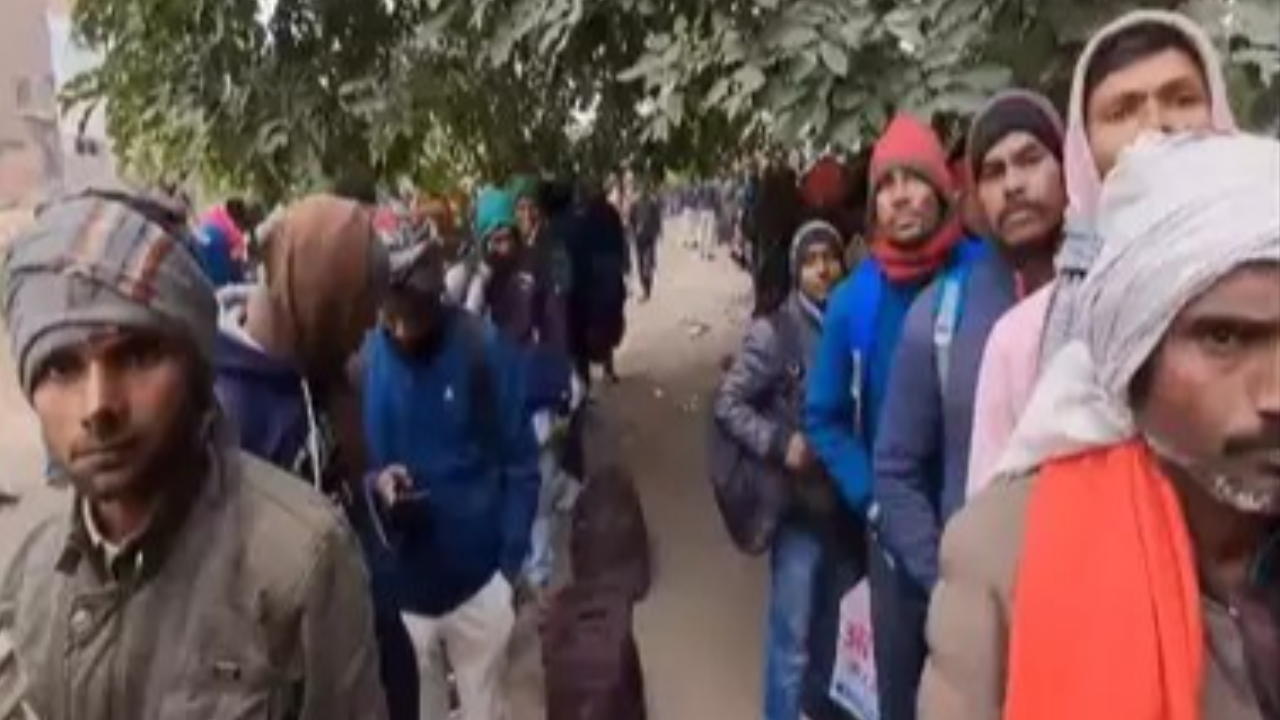 แรงงานอินเดียหลายพันคนทะลักศูนย์จัดหางานไปอิสราเอล