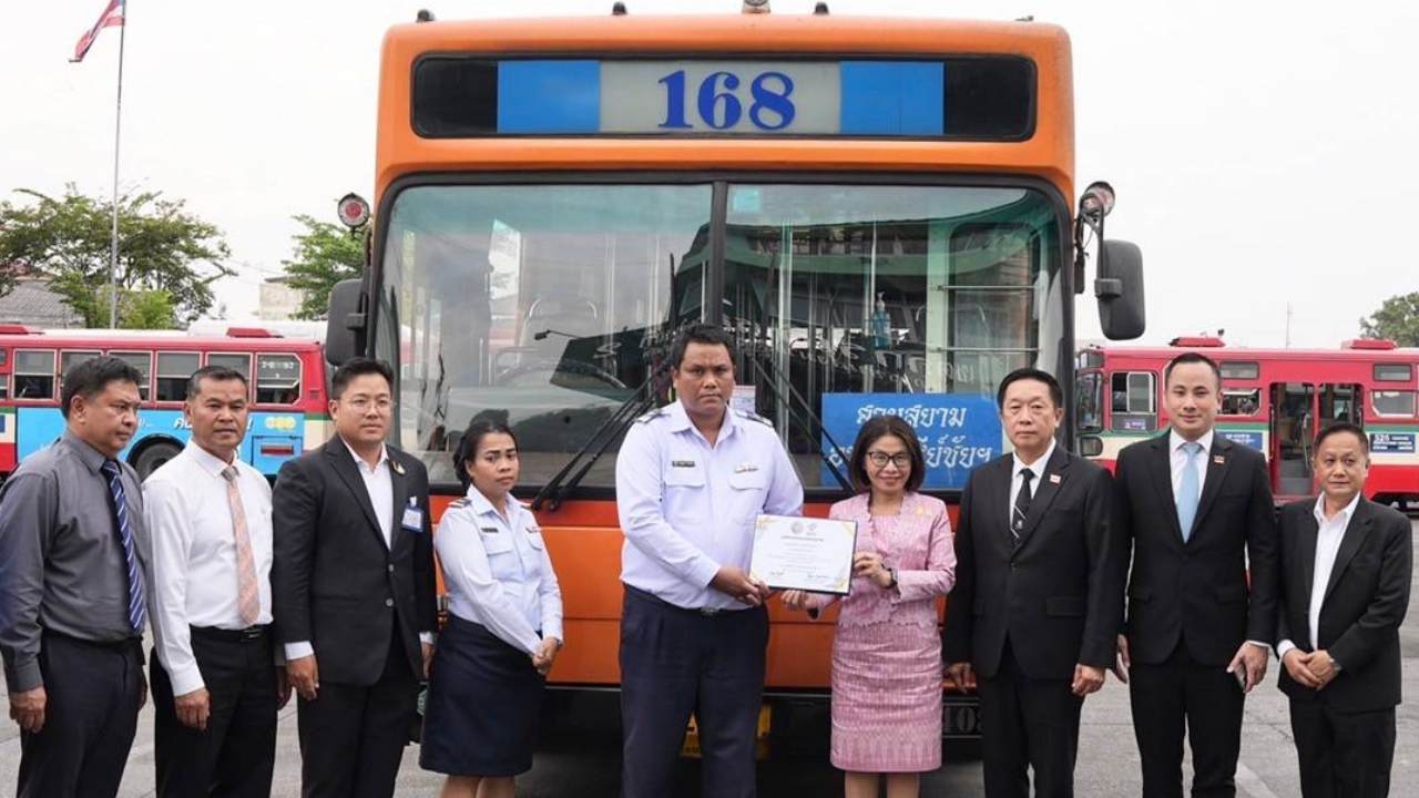 ชื่นชม 2 พนักงาน ขสมก. ช่วยผู้ป่วยชักบนรถ ส่งโรงพยาบาลได้อย่างปลอดภัย