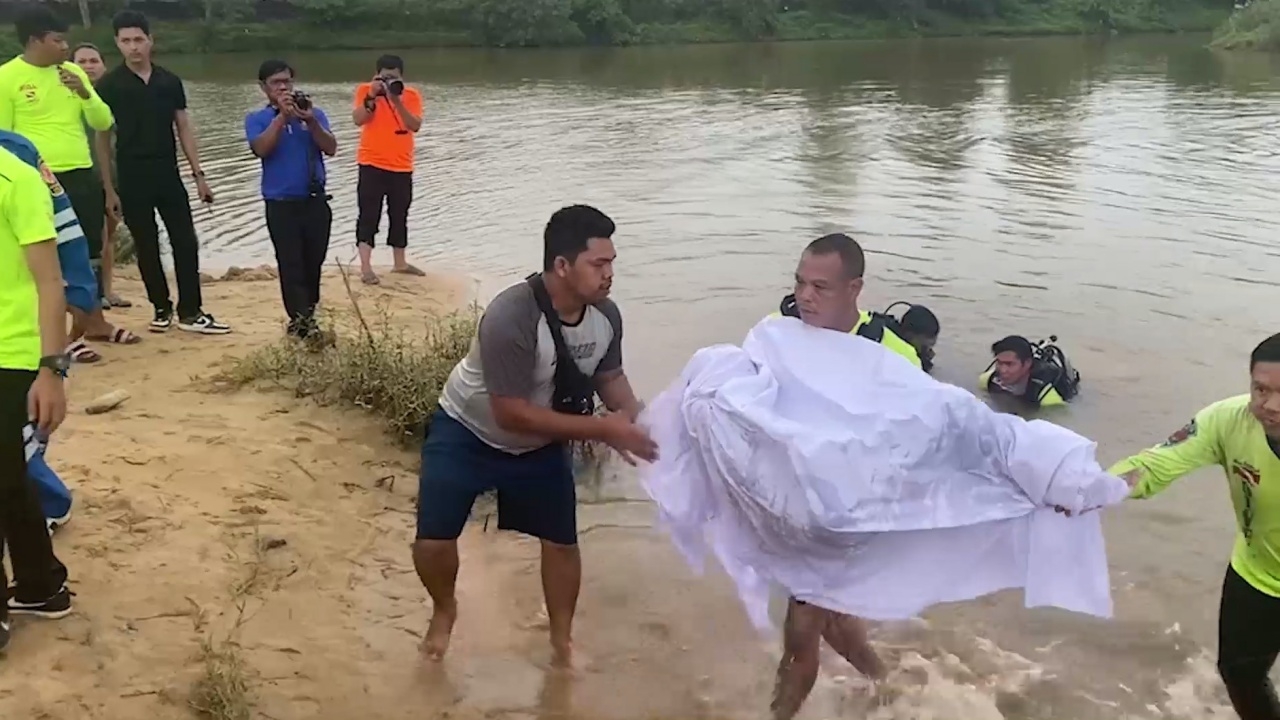 สลด เด็ก 3 คนจมคลองอู่ตะเภา พ่อแม่จุดธูปไหว้ ก่อนงมเจอร่าง