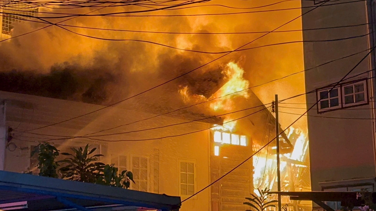 ไหม้บ้านร้าง 100  ปี ลามวอดอีก 4 หลัง ซอยพหลโยธิน 2/1 เผาข้อมูลเสด็จเตี่ย