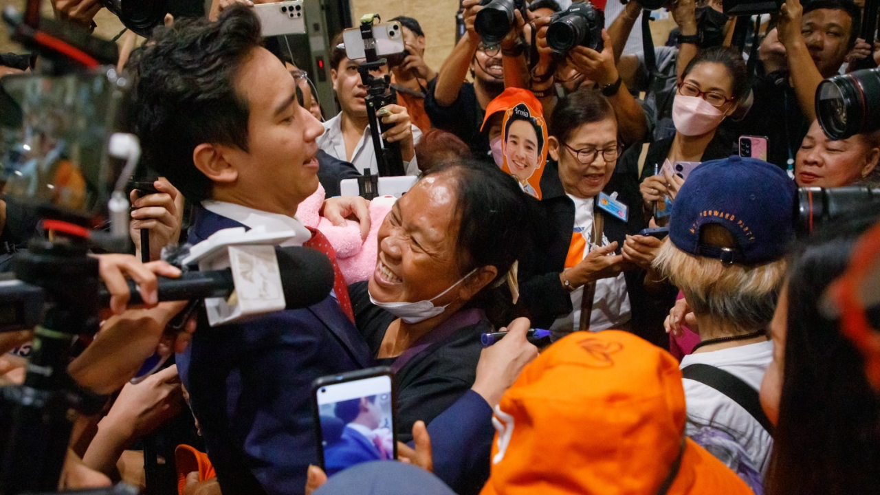 "พิธา" ทักทาย "แฟนคลับ" รอให้กำลังใจ หลังรู้ผลคดี "ล้มล้างการปกครอง"
