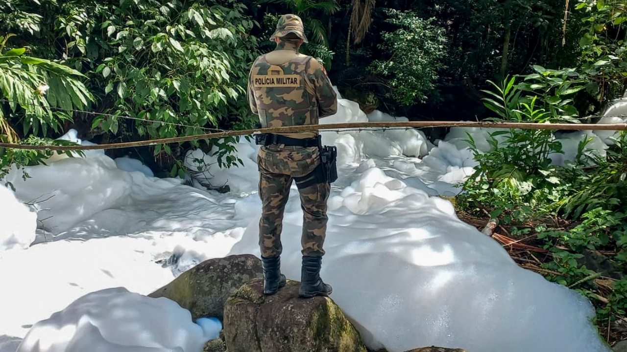  แม่น้ำกลายเป็นฟองโฟม หลังรถบรรทุกสารเคมีคว่ำใส่ที่บราซิล (คลิป)