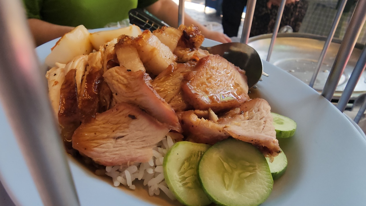 เจ้าของร้านฉั้ว และลูกค้าปลื้มใจ "ข้าวหมูแดงนครปฐม" ได้เป็นมรดกทางภูมิปัญญาฯ