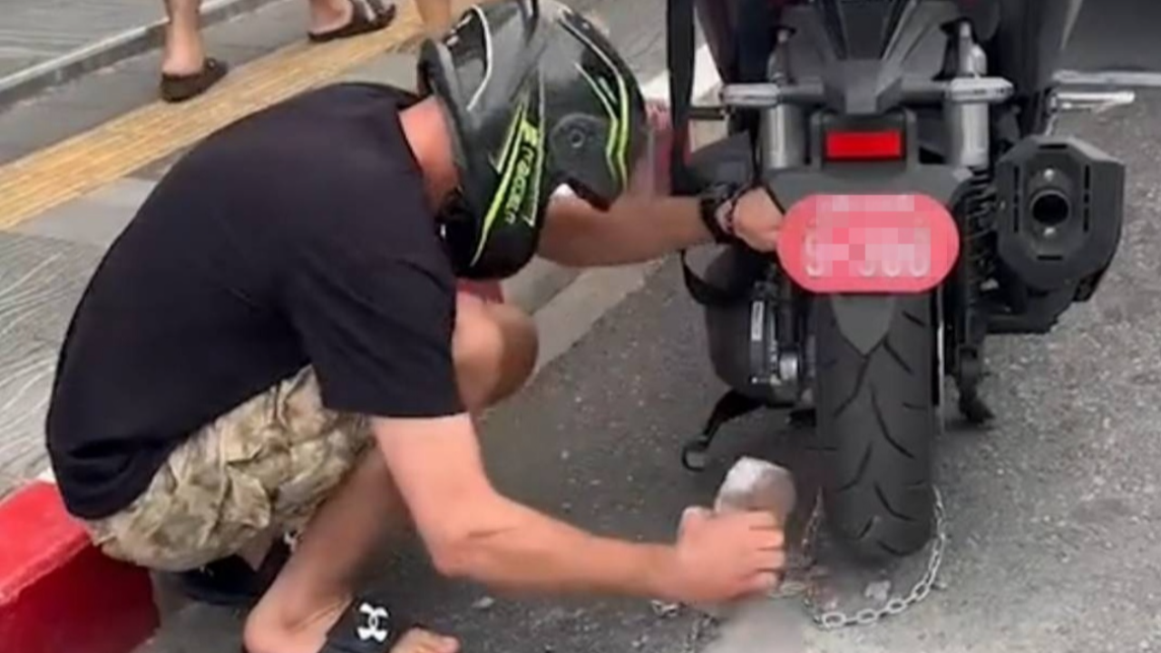 ฝรั่งภูเก็ต ไม่สนตำรวจล็อกล้อ ทุบกุญแจหลุด โยนโซ่ทิ้ง 