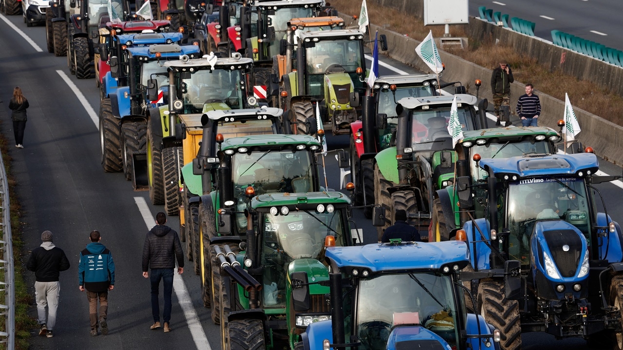 ชาวไร่ฝรั่งเศสขนแทรกเตอร์ ปิดถนนปารีส ประท้วงรายได้ตกต่ำ