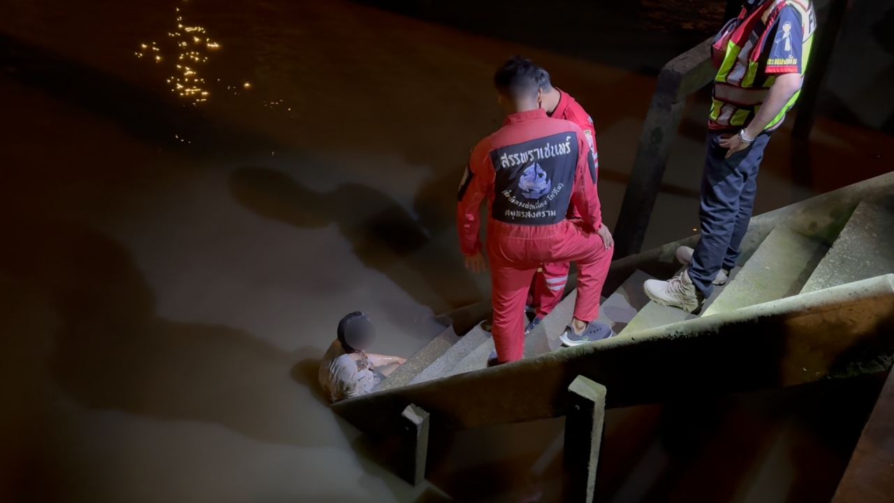 งงเป็นแถบ ป้าแช่น้ำในคลองหลายชม. กู้ภัยลงไปช่วย กลับถูกไล่ "ไม่ต้องยุ่ง"