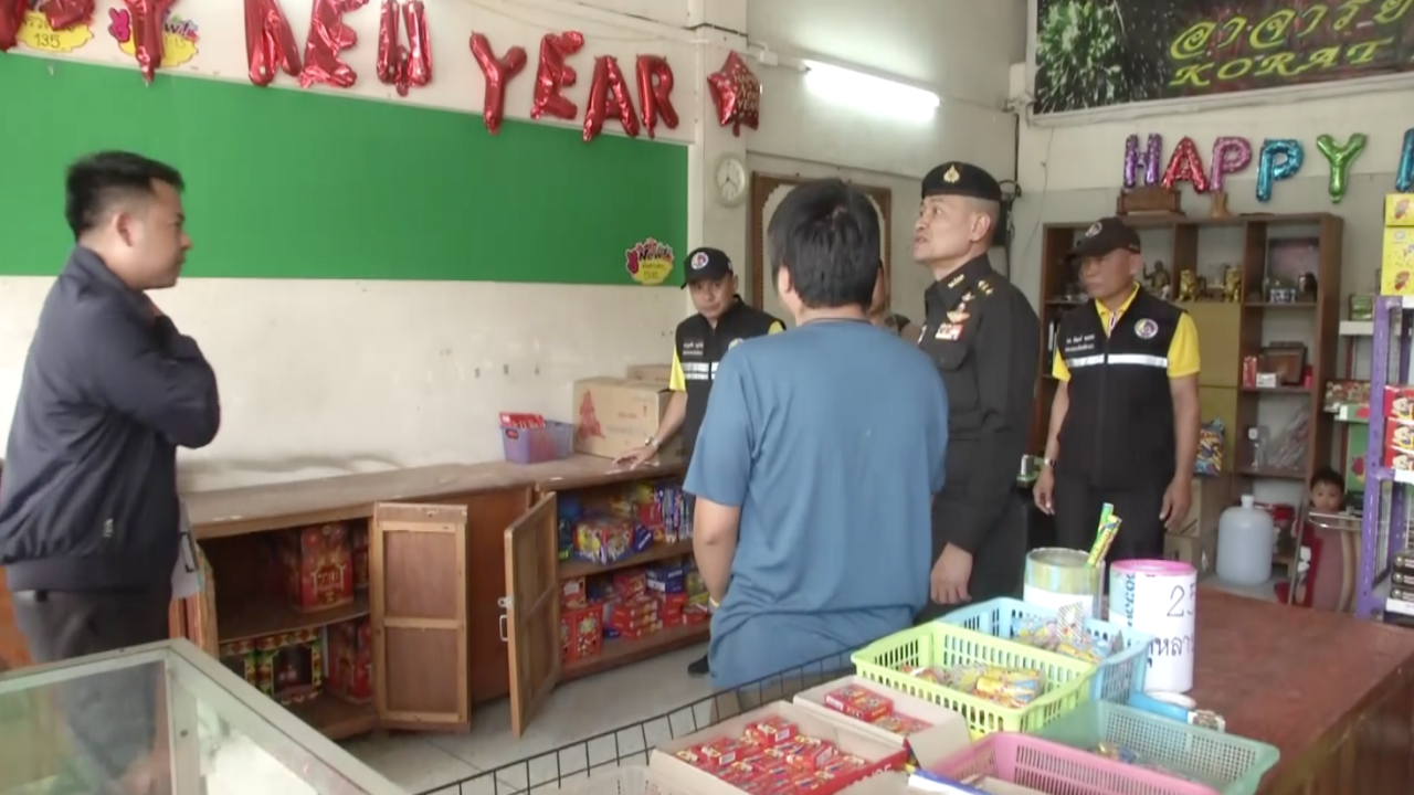 ร้านขายพลุ-ดอกไม้เพลิง โคราช ขานรับความปลอดภัย พร้อมให้ จนท.เข้าตรวจ